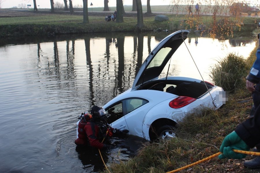Wyciągnęli auto ze stawu - video
