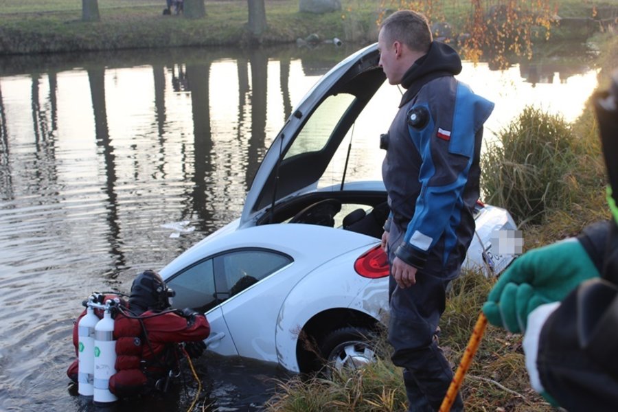 Wyciągnęli auto ze stawu - video