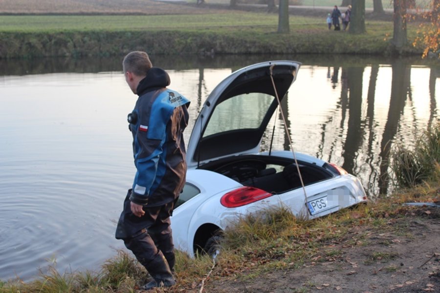 Wyciągnęli auto ze stawu - video