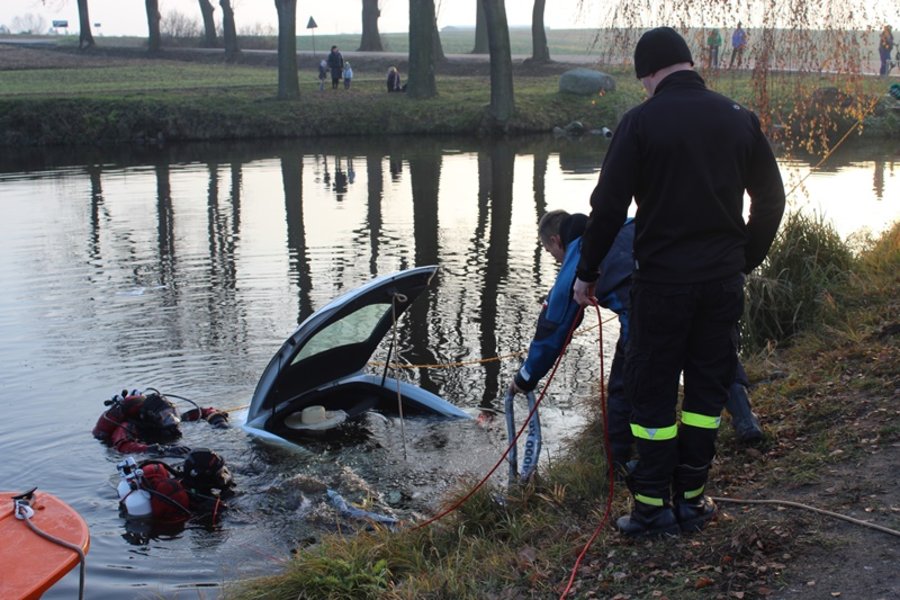 Wyciągnęli auto ze stawu - video