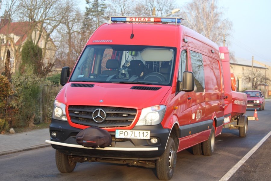 Wyciągnęli auto ze stawu - video