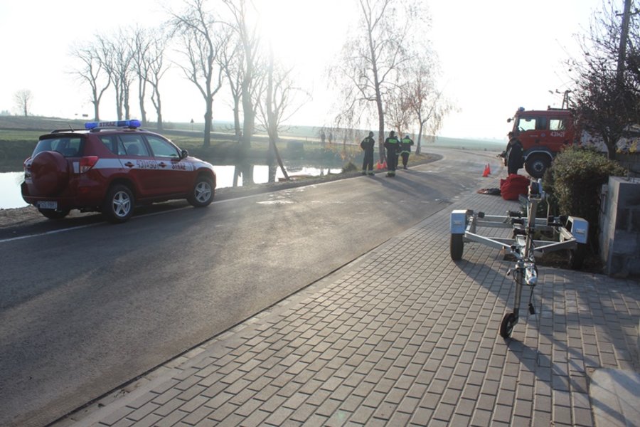 Wyciągnęli auto ze stawu - video