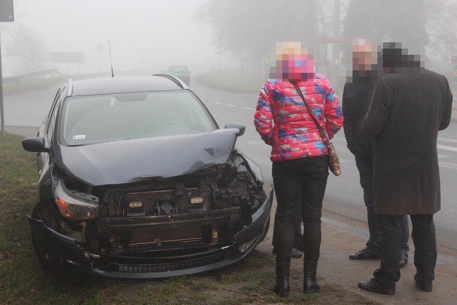 Nieoznakowany radiowóz uderzył w lawetę