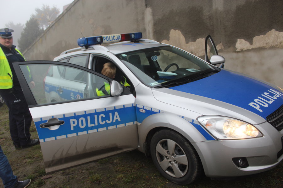 Nieoznakowany radiowóz uderzył w lawetę