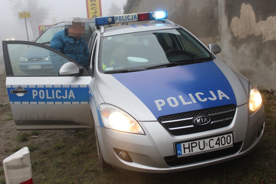 Nieoznakowany radiowóz uderzył w lawetę
