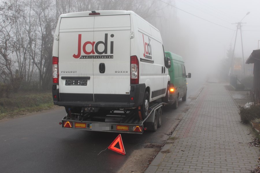 Nieoznakowany radiowóz uderzył w lawetę