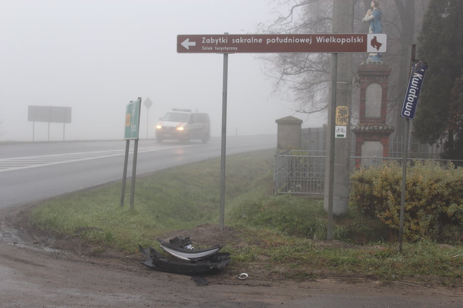 Nieoznakowany radiowóz uderzył w lawetę