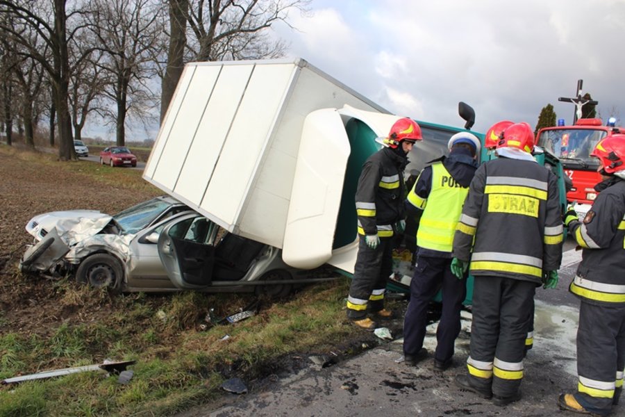 Ciężarówka przygniotła trzy osoby