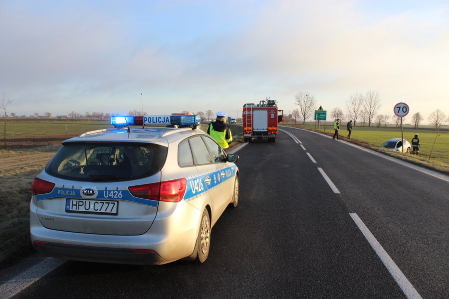 Wpadła w poślizg, a potem do rowu