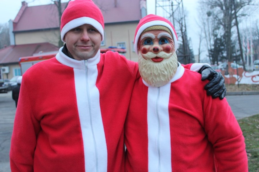 Mikołaj utknął w kominie. Trzeba było go ratować!