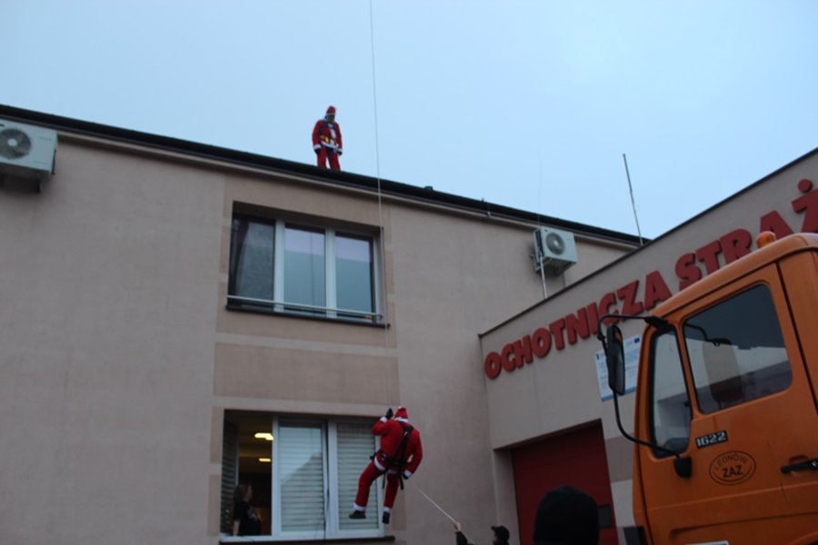 Mikołaj utknął w kominie. Trzeba było go ratować!