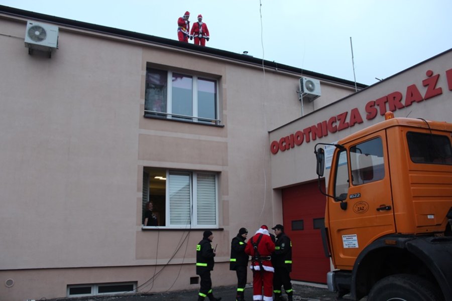 Mikołaj utknął w kominie. Trzeba było go ratować!