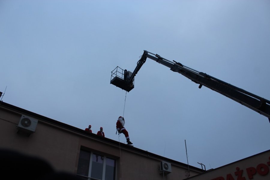 Mikołaj utknął w kominie. Trzeba było go ratować!