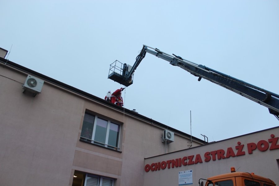 Mikołaj utknął w kominie. Trzeba było go ratować!