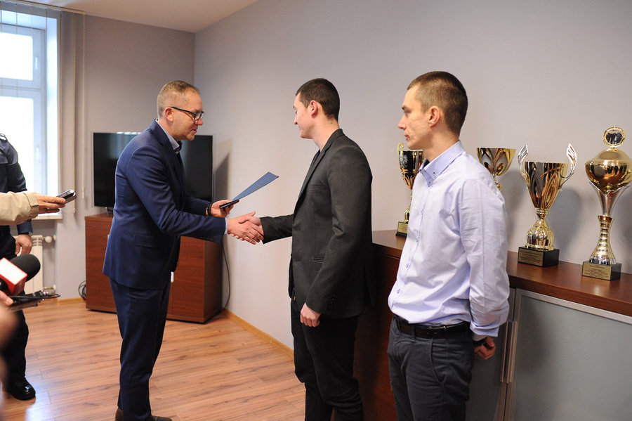 Gratulacje za odwagę na dworcu