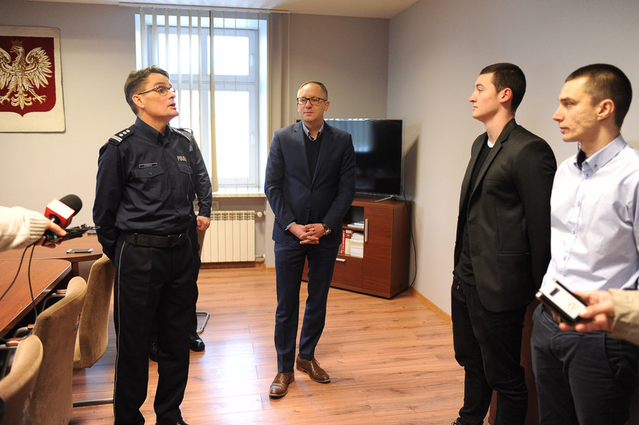 Gratulacje za odwagę na dworcu