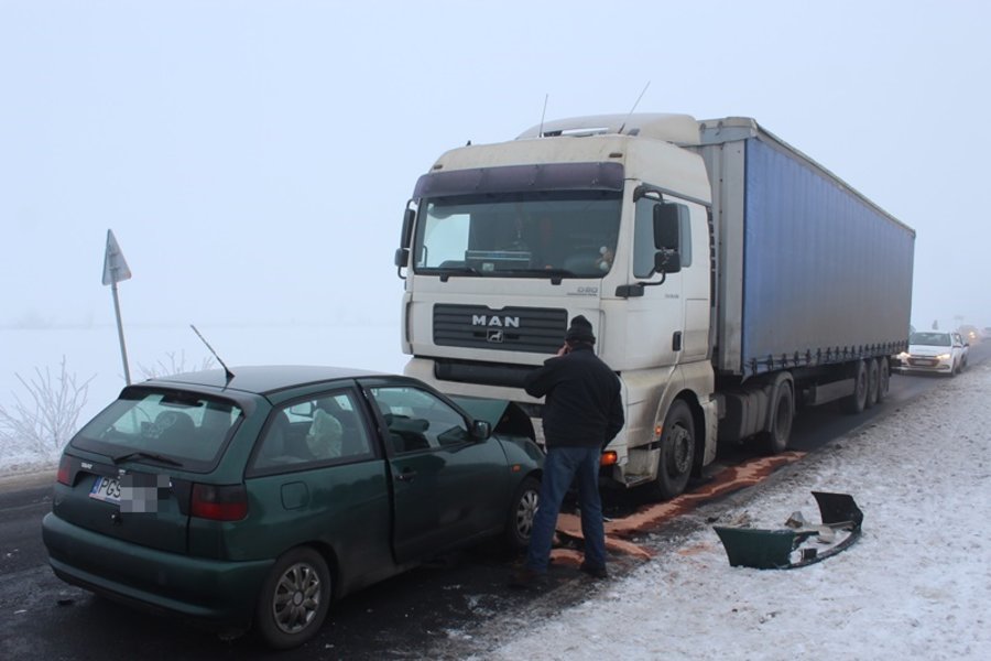 Tir uderzył w seata. Są ranni