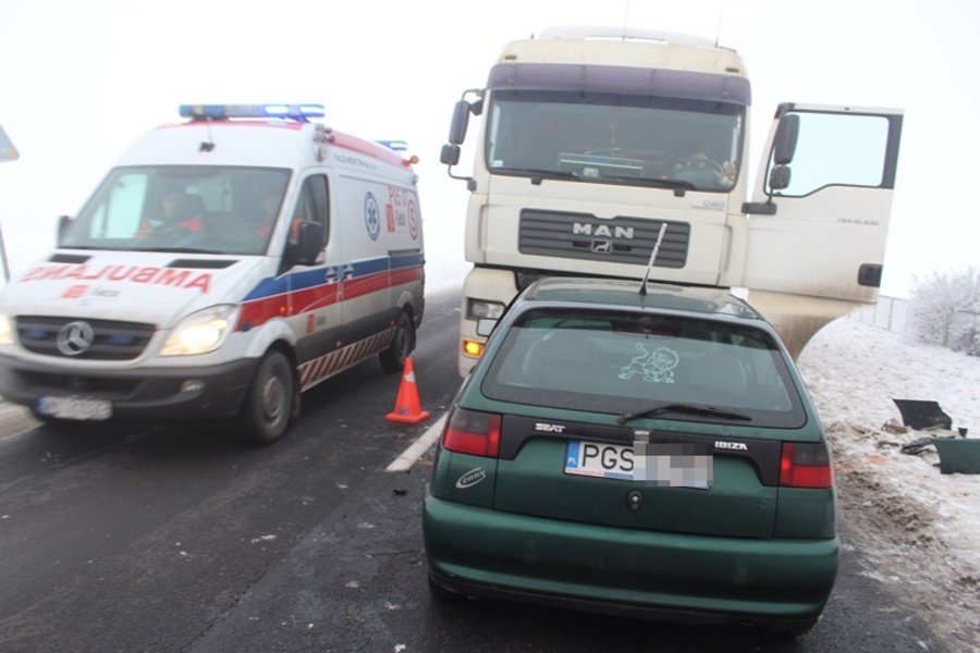 Tir uderzył w seata. Są ranni