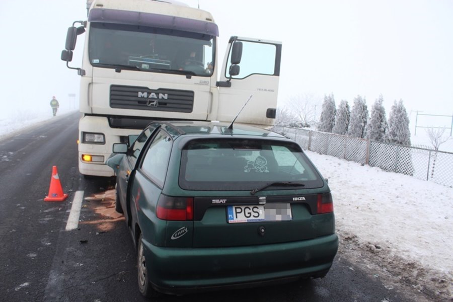 Tir uderzył w seata. Są ranni