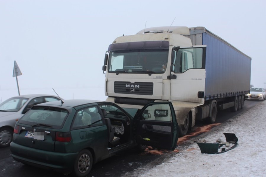Tir uderzył w seata. Są ranni