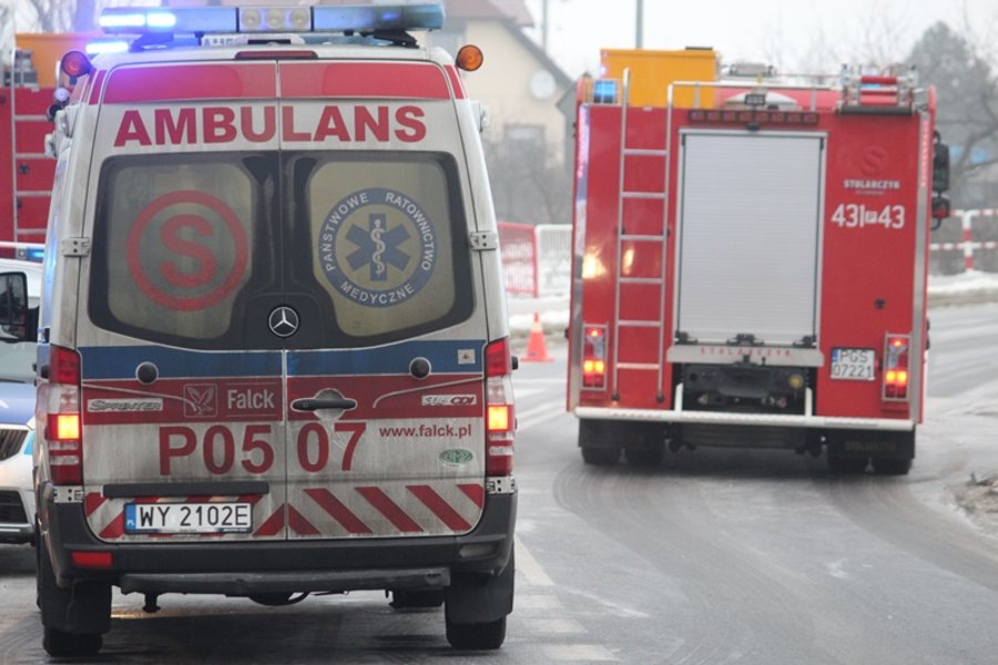 Wpadła w poślizg i skasowała latarnię