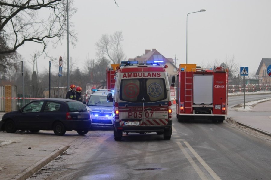 Wpadła w poślizg i skasowała latarnię