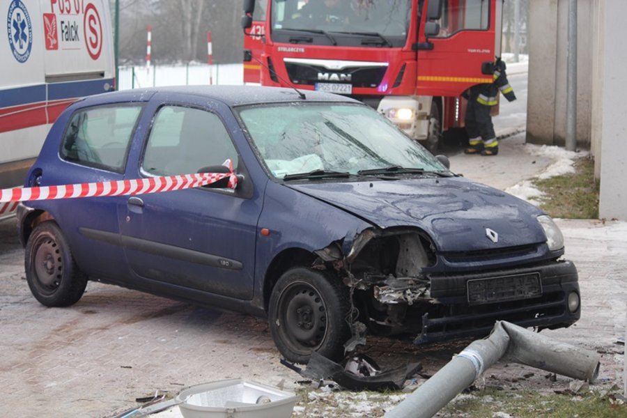 Wpadła w poślizg i skasowała latarnię