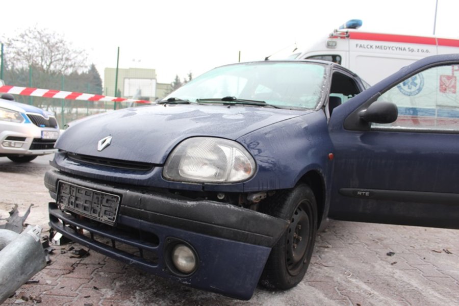 Wpadła w poślizg i skasowała latarnię
