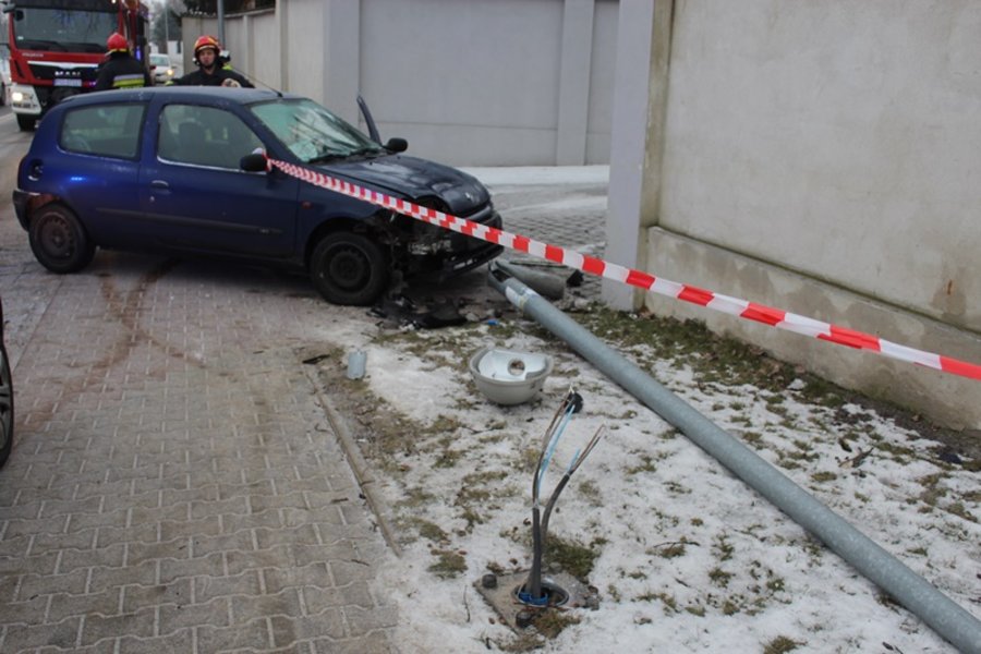 Wpadła w poślizg i skasowała latarnię