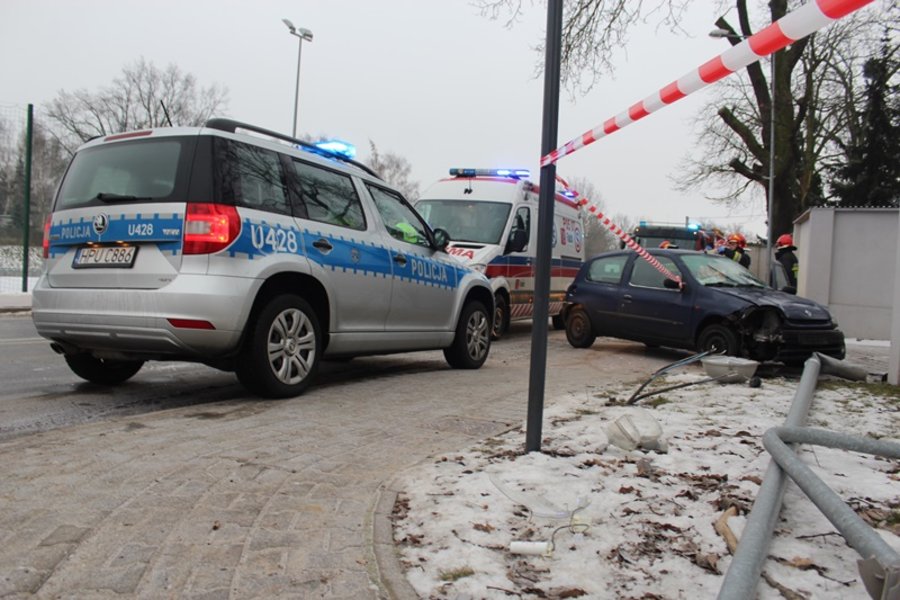 Wpadła w poślizg i skasowała latarnię
