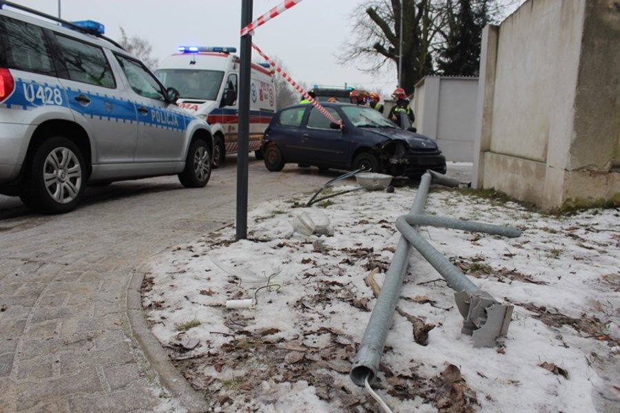 Wpadła w poślizg i skasowała latarnię