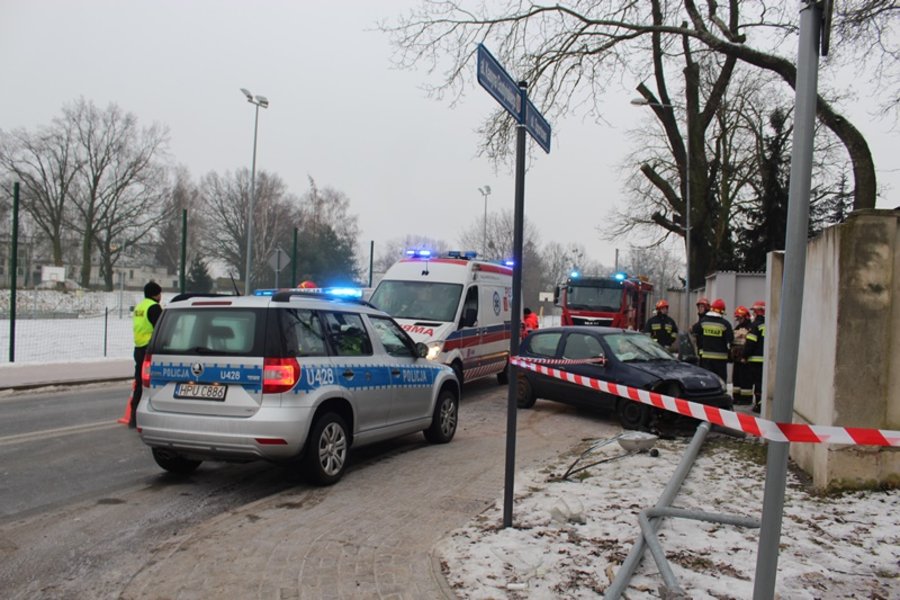 Wpadła w poślizg i skasowała latarnię