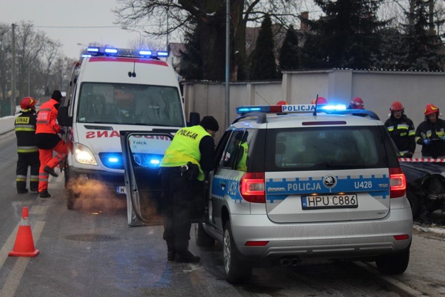 Wpadła w poślizg i skasowała latarnię
