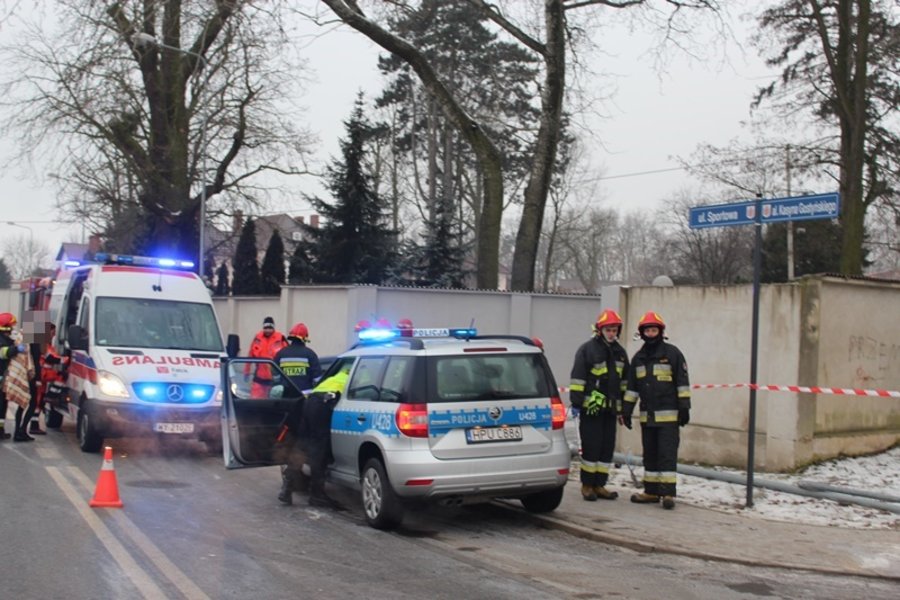 Wpadła w poślizg i skasowała latarnię