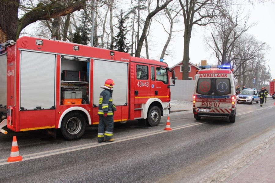 Wpadła w poślizg i skasowała latarnię