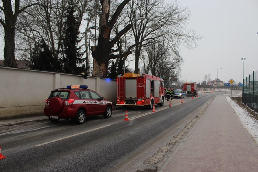 Wpadła w poślizg i skasowała latarnię