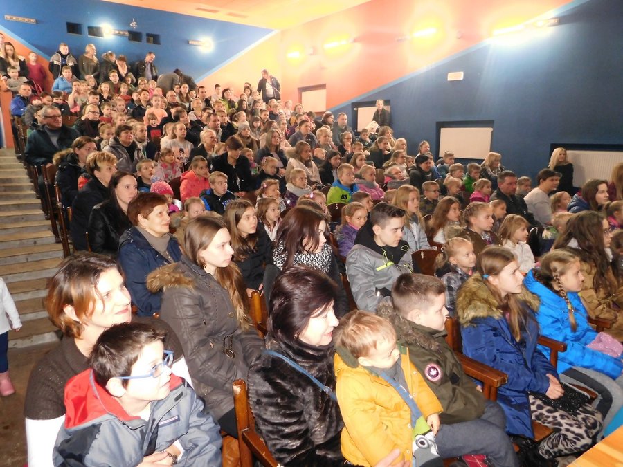 Iluzjonista oczarował dzieci