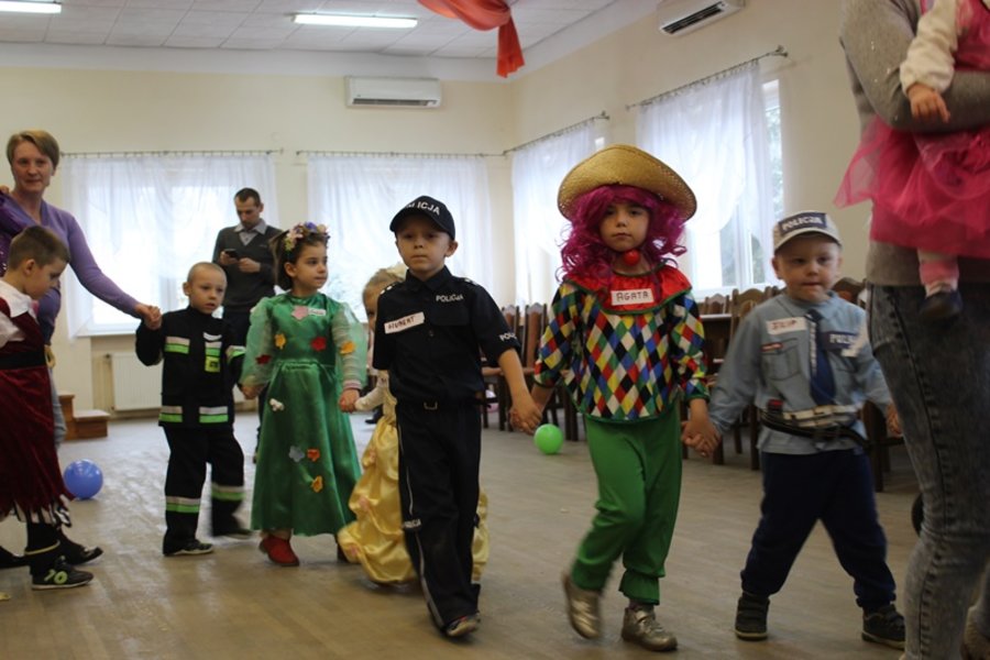 Kolorowy bal bajkowych postaci - film
