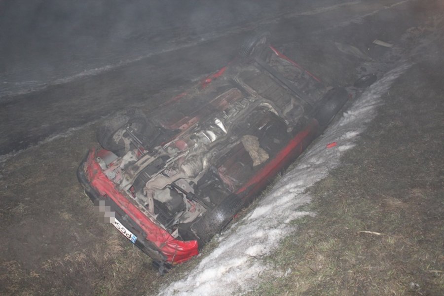 Ford dachował w rowie