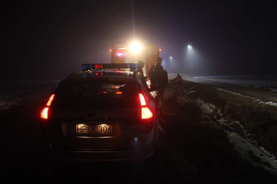 Ford dachował w rowie