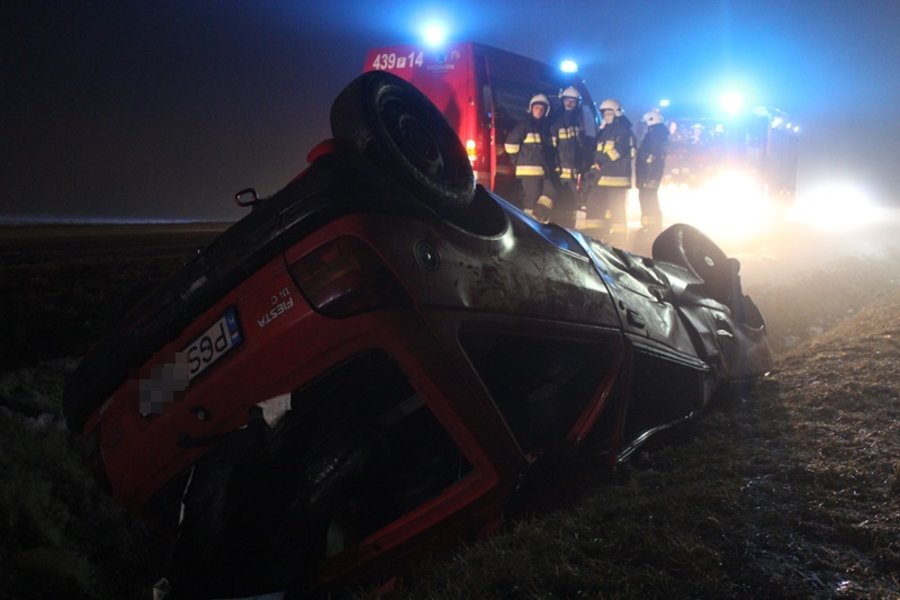 Ford dachował w rowie