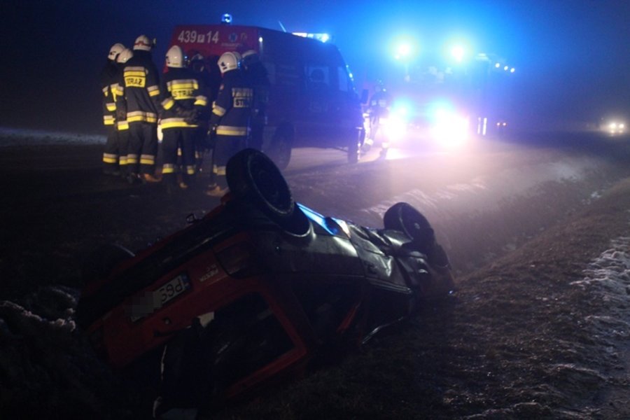 Ford dachował w rowie