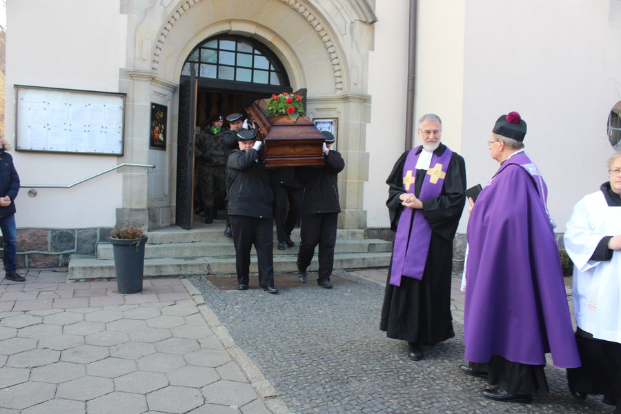 Pożegnany z honorami