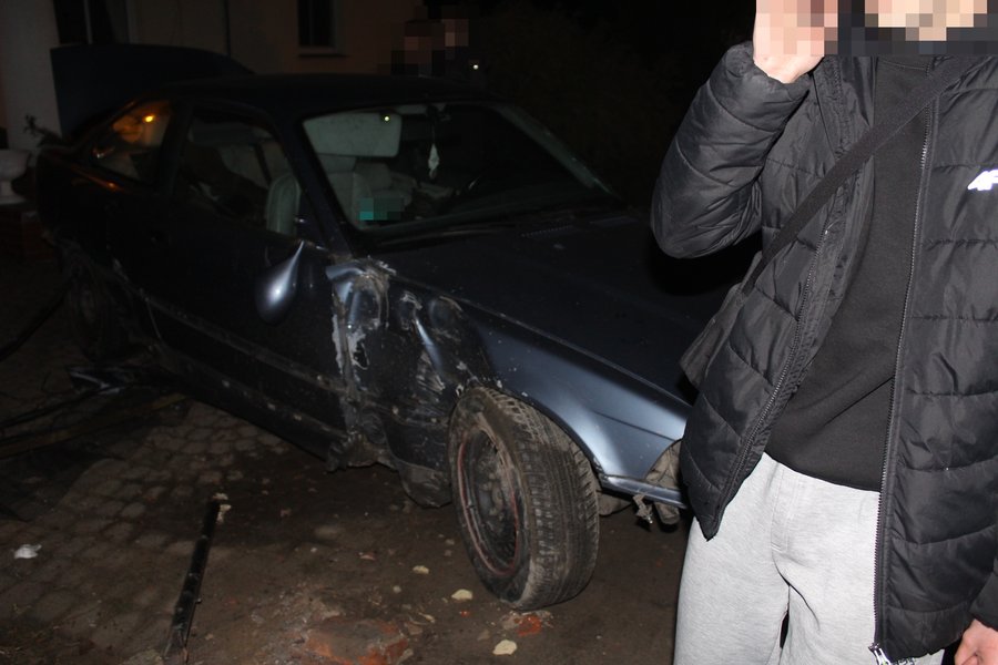 Uderzył w płot. Koledzy ruszyli z 