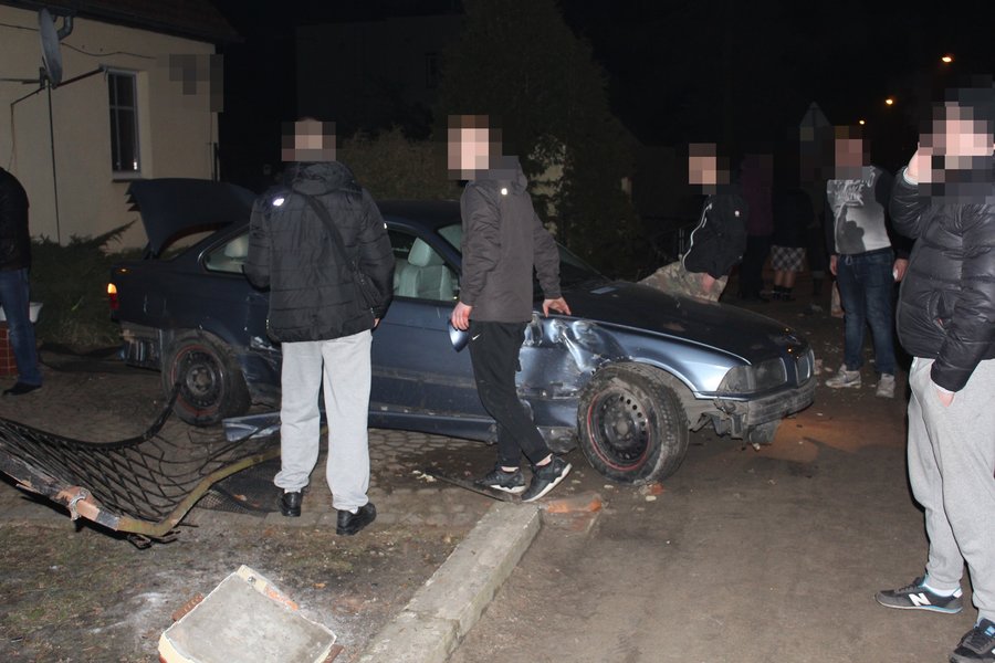 Uderzył w płot. Koledzy ruszyli z 