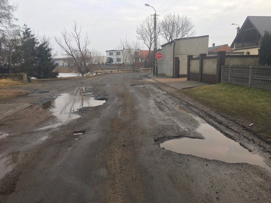 Nawet slalomem trudno przejechać