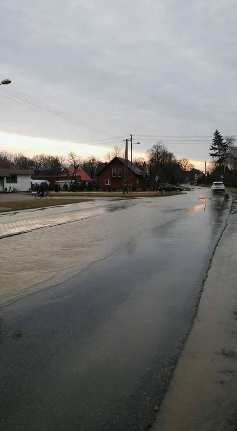 Ulewa, błoto i zalane posesje