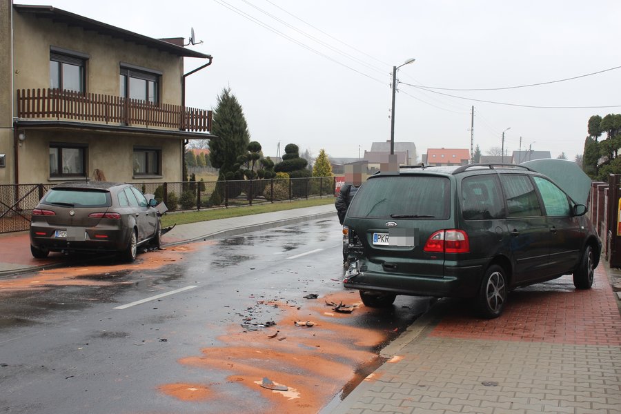 Auta rozbite, kierowcy w szpitalu