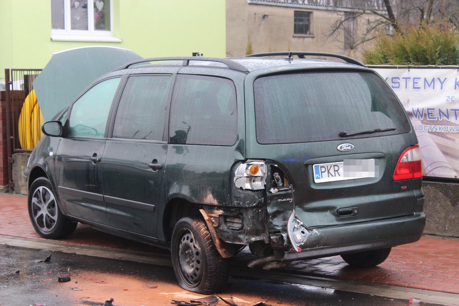 Auta rozbite, kierowcy w szpitalu