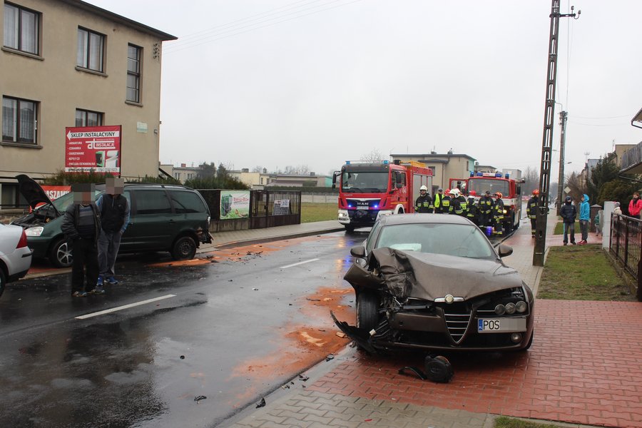 Auta rozbite, kierowcy w szpitalu